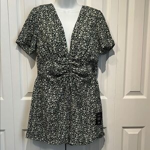 Lulus‎ Green/Off White Print Short Sleeve V Neck Split Back Romper Size M NWT